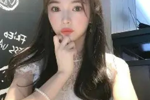 IU与边佑锡在《完美王冠》片场练习华尔兹与吻戏的趣味花絮！